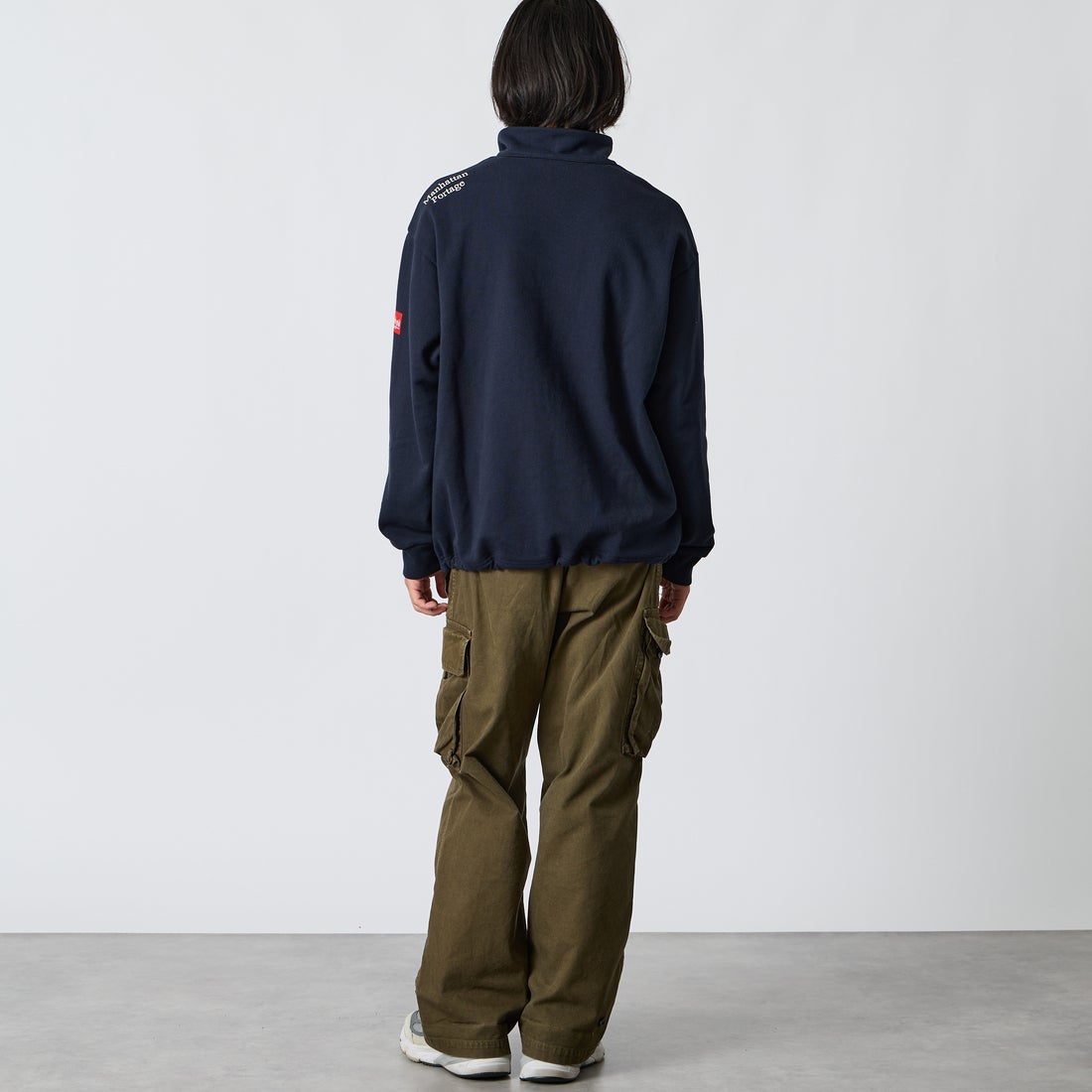 MANHATTAN PORTAGE [マンハッタンポーテージ] 別注 ワンポイントロゴ刺繍 ハーフスナップスウェット [26FWMP-IN92-JF] NAVY &&モデル身長：175cm 着用サイズ：L&&