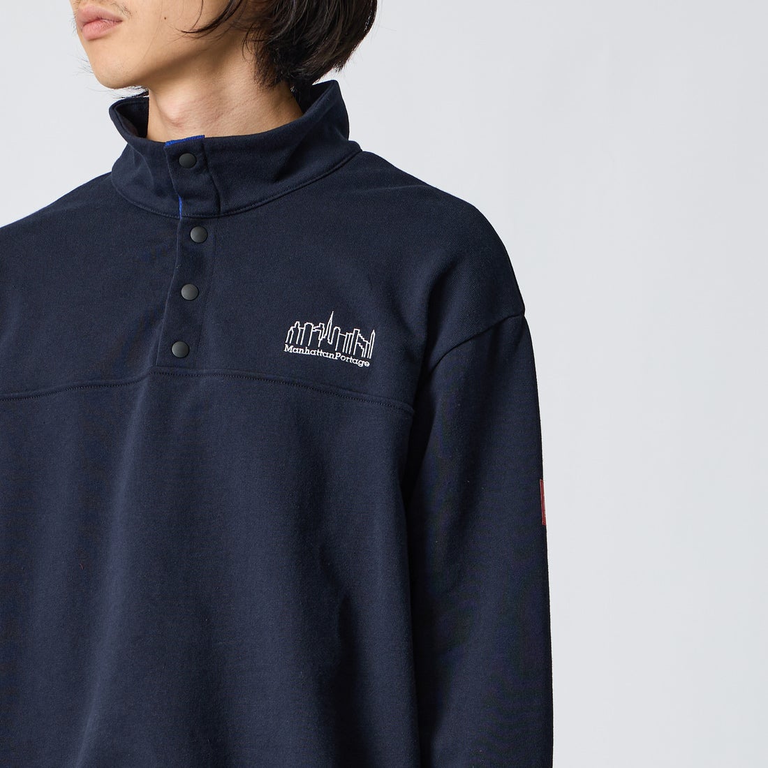 MANHATTAN PORTAGE [マンハッタンポーテージ] 別注 ワンポイントロゴ刺繍 ハーフスナップスウェット [26FWMP-IN92-JF] NAVY