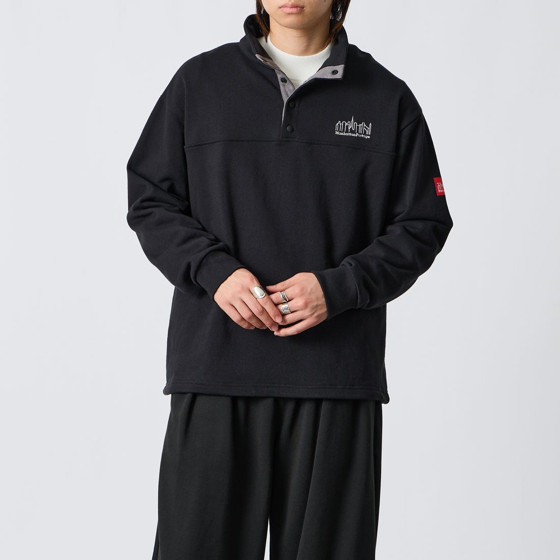 MANHATTAN PORTAGE [マンハッタンポーテージ] 別注 ワンポイントロゴ刺繍 ハーフスナップスウェット [26FWMP-IN92-JF] BLACK &&モデル身長：177cm 着用サイズ：L&&