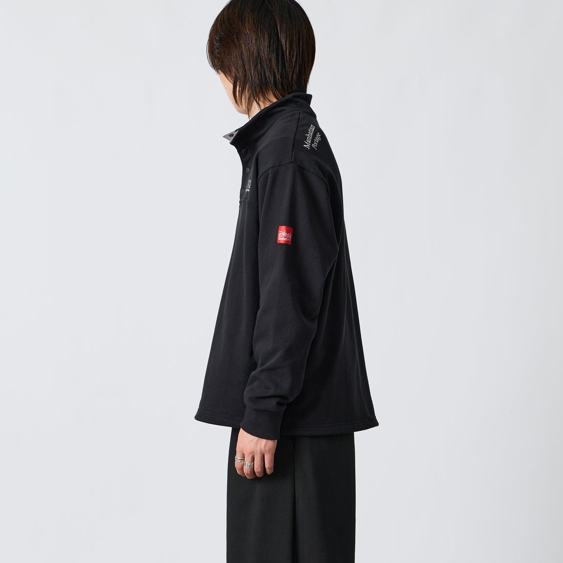 MANHATTAN PORTAGE [マンハッタンポーテージ] 別注 ワンポイントロゴ刺繍 ハーフスナップスウェット [26FWMP-IN92-JF] BLACK &&モデル身長：177cm 着用サイズ：L&&