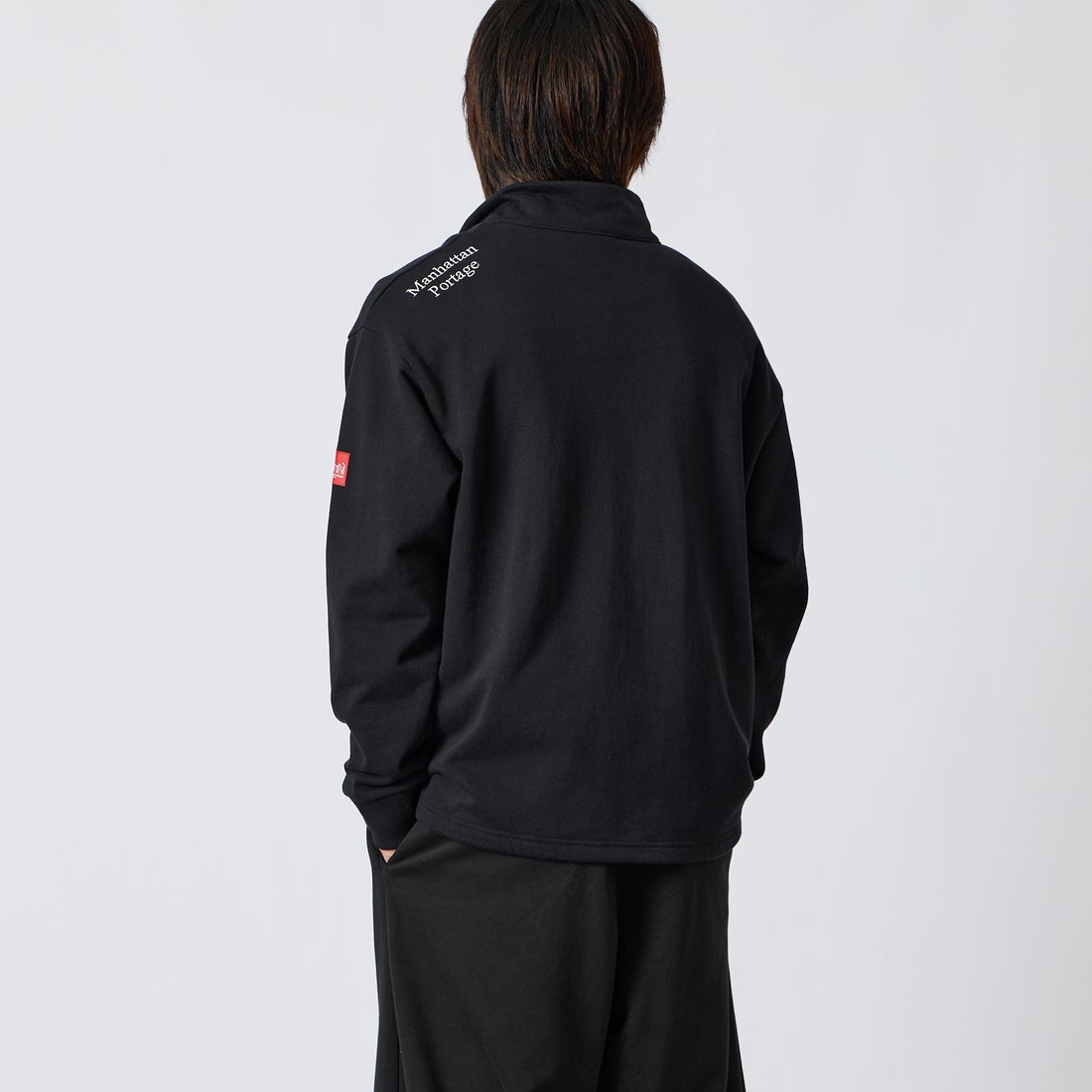 MANHATTAN PORTAGE [マンハッタンポーテージ] 別注 ワンポイントロゴ刺繍 ハーフスナップスウェット [26FWMP-IN92-JF] BLACK &&モデル身長：177cm 着用サイズ：L&&