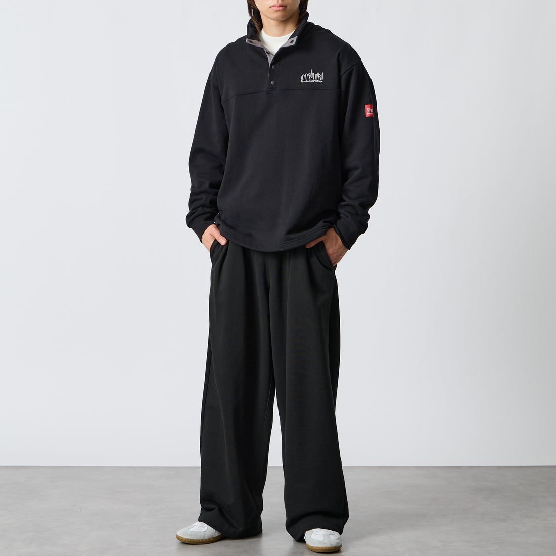 MANHATTAN PORTAGE [マンハッタンポーテージ] 別注 ワンポイントロゴ刺繍 ハーフスナップスウェット [26FWMP-IN92-JF] BLACK &&モデル身長：177cm 着用サイズ：L&&