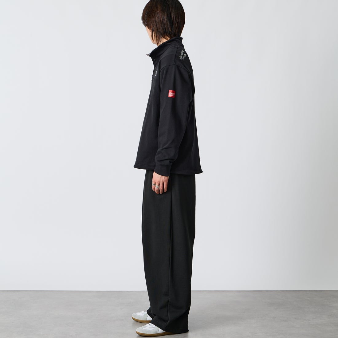 MANHATTAN PORTAGE [マンハッタンポーテージ] 別注 ワンポイントロゴ刺繍 ハーフスナップスウェット [26FWMP-IN92-JF] BLACK &&モデル身長：177cm 着用サイズ：L&&