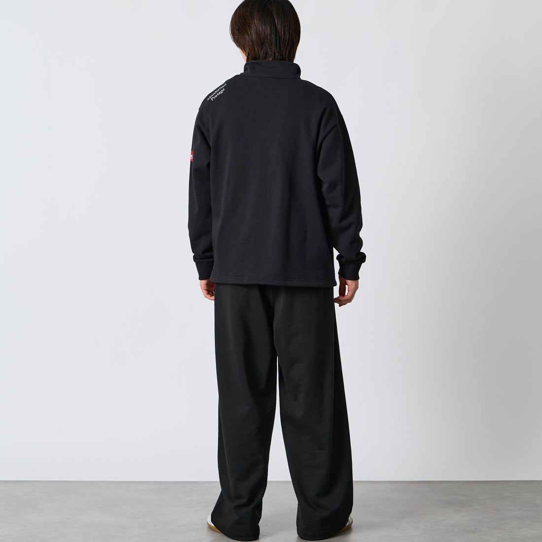 MANHATTAN PORTAGE [マンハッタンポーテージ] 別注 ワンポイントロゴ刺繍 ハーフスナップスウェット [26FWMP-IN92-JF] BLACK &&モデル身長：177cm 着用サイズ：L&&