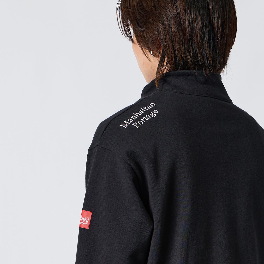 MANHATTAN PORTAGE [マンハッタンポーテージ] 別注 ワンポイントロゴ刺繍 ハーフスナップスウェット [26FWMP-IN92-JF] BLACK