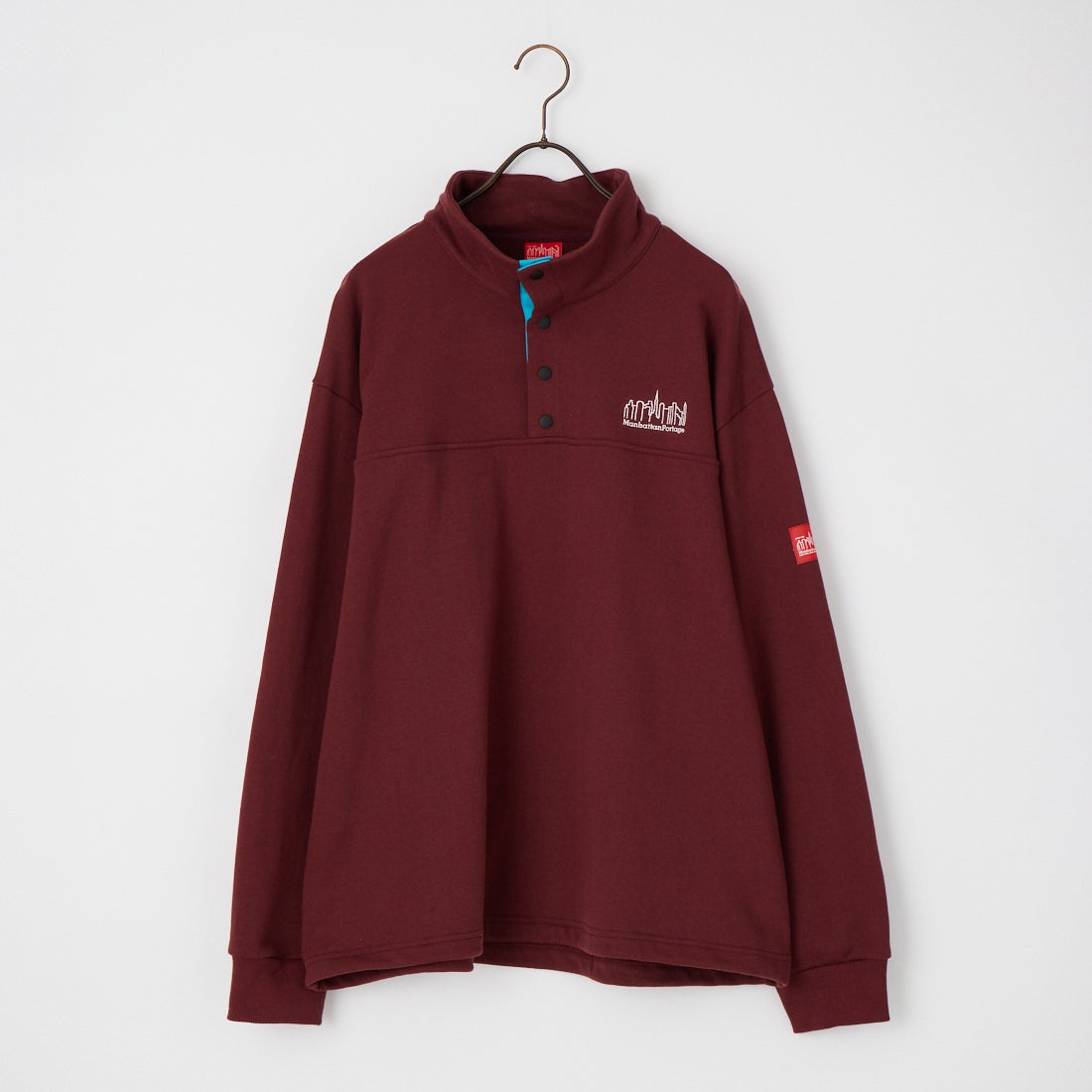 MANHATTAN PORTAGE [マンハッタンポーテージ] 別注 ワンポイントロゴ刺繍 ハーフスナップスウェット [26FWMP-IN92-JF] WINE