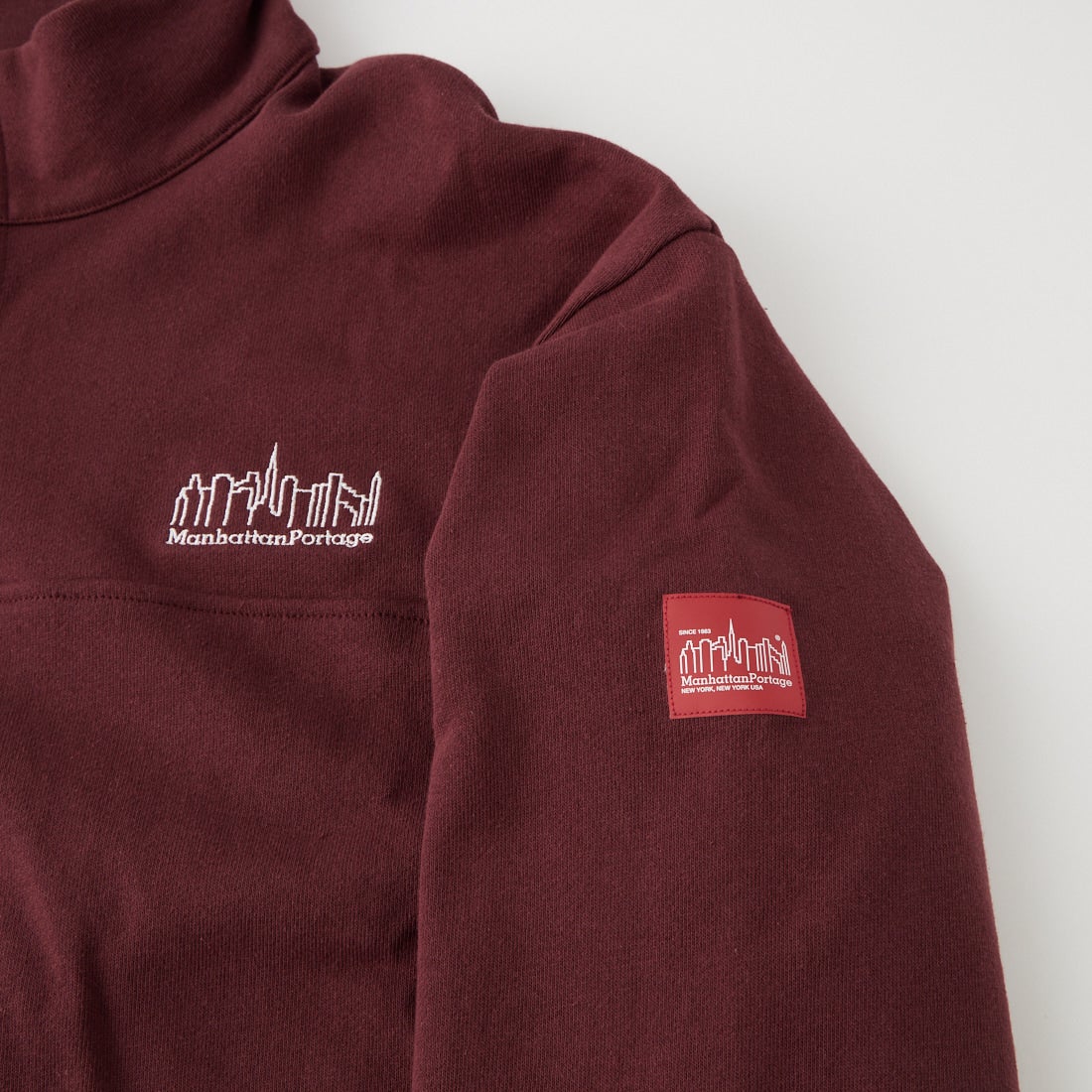 MANHATTAN PORTAGE [マンハッタンポーテージ] 別注 ワンポイントロゴ刺繍 ハーフスナップスウェット [26FWMP-IN92-JF] WINE