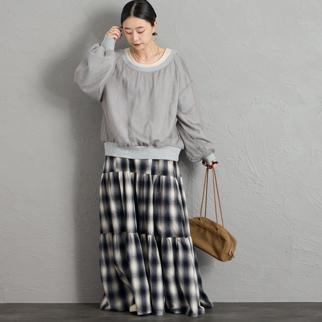 nenom [ネノム] 2WAY シアーレイヤード バックオープンオフショルスウェット [NE26332016] 06 GRAY &&モデル身長：150cm 着用サイズ：F&&