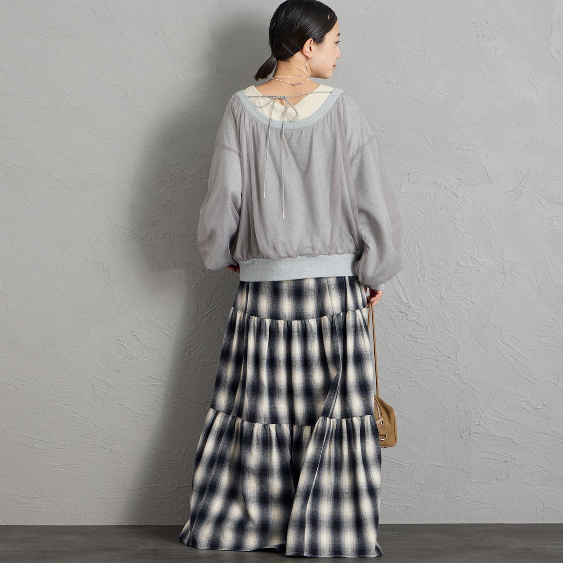 nenom [ネノム] 2WAY シアーレイヤード バックオープンオフショルスウェット [NE26332016] 06 GRAY &&モデル身長：150cm 着用サイズ：F&&