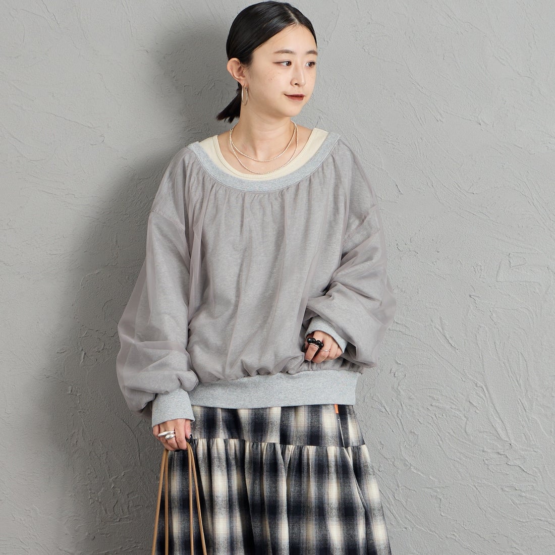 nenom [ネノム] 2WAY シアーレイヤード バックオープンオフショルスウェット [NE26332016] 06 GRAY &&モデル身長：150cm 着用サイズ：F&&