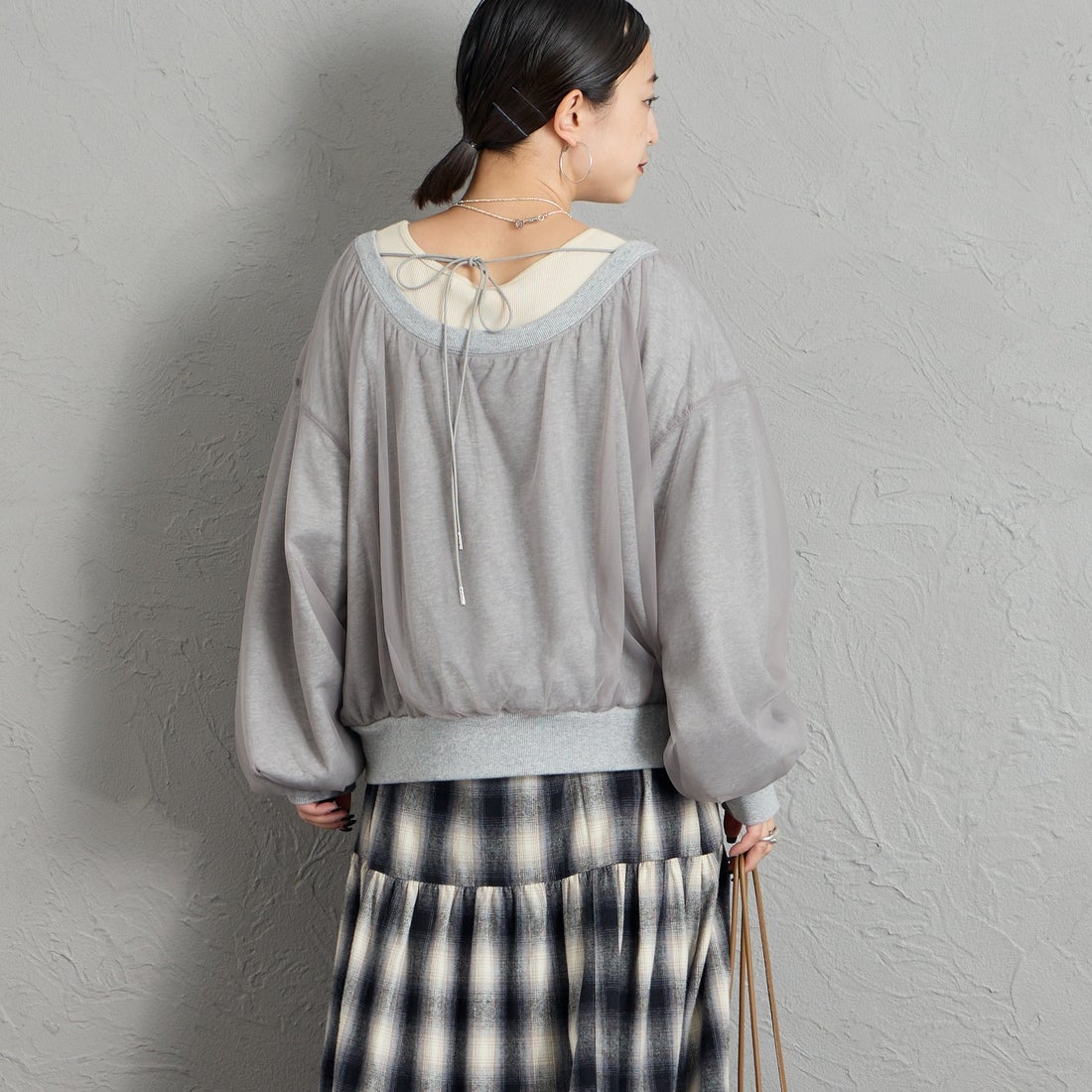 nenom [ネノム] 2WAY シアーレイヤード バックオープンオフショルスウェット [NE26332016] 06 GRAY &&モデル身長：150cm 着用サイズ：F&&