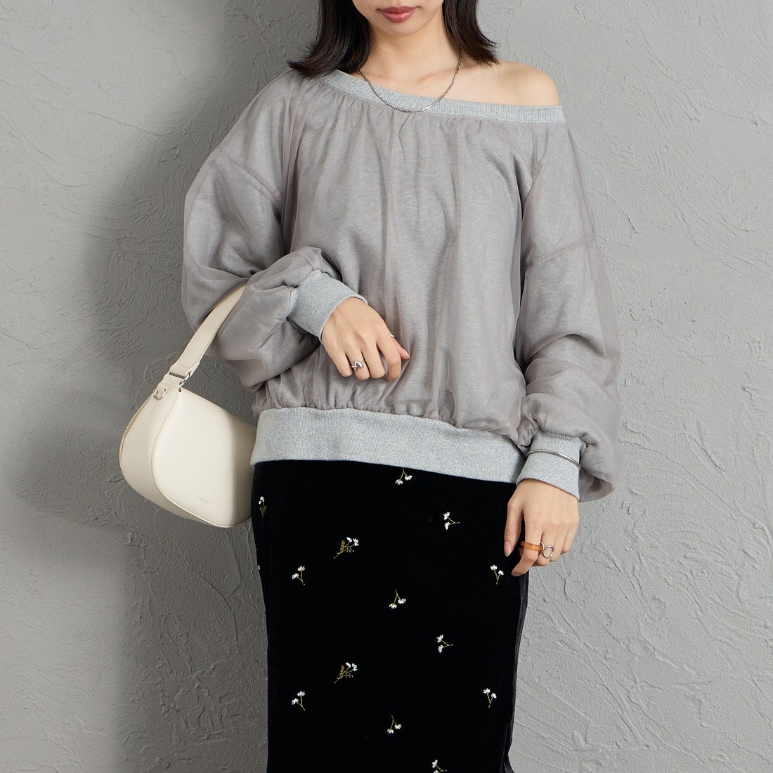 nenom [ネノム] 2WAY シアーレイヤード バックオープンオフショルスウェット [NE26332016] 06 GRAY &&モデル身長：162cm 着用サイズ：F&&