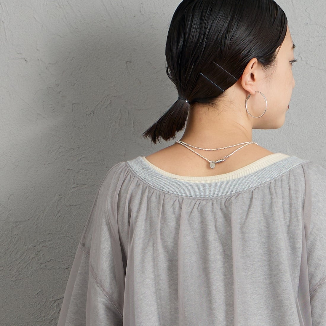 nenom [ネノム] 2WAY シアーレイヤード バックオープンオフショルスウェット [NE26332016] 06 GRAY &&モデル身長：150cm 着用サイズ：F&&