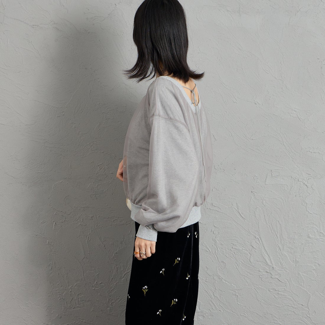 nenom [ネノム] 2WAY シアーレイヤード バックオープンオフショルスウェット [NE26332016] 06 GRAY &&モデル身長：162cm 着用サイズ：F&&