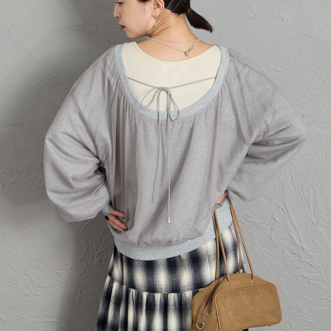 nenom [ネノム] 2WAY シアーレイヤード バックオープンオフショルスウェット [NE26332016] 06 GRAY &&モデル身長：150cm 着用サイズ：F&&