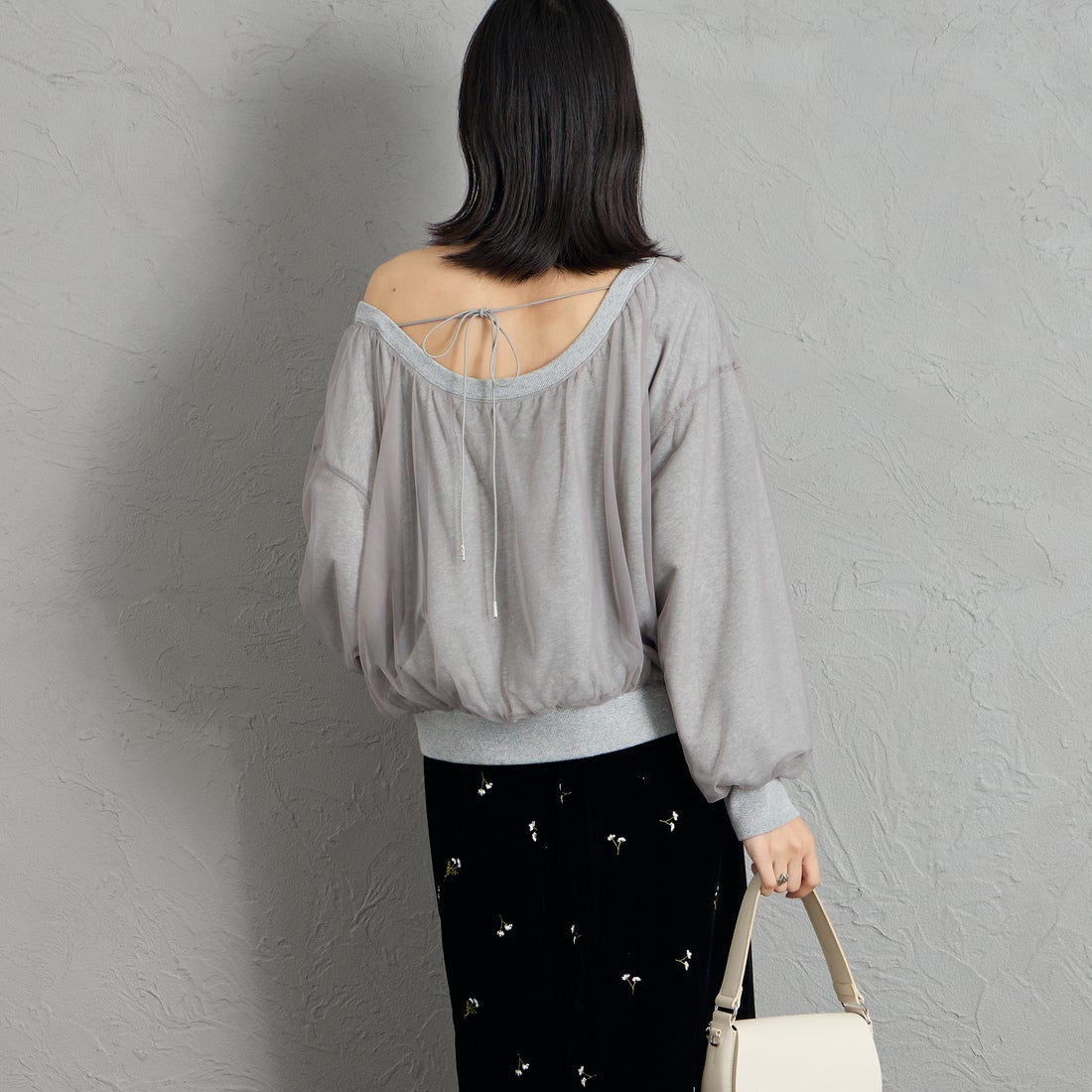 nenom [ネノム] 2WAY シアーレイヤード バックオープンオフショルスウェット [NE26332016] 06 GRAY &&モデル身長：162cm 着用サイズ：F&&