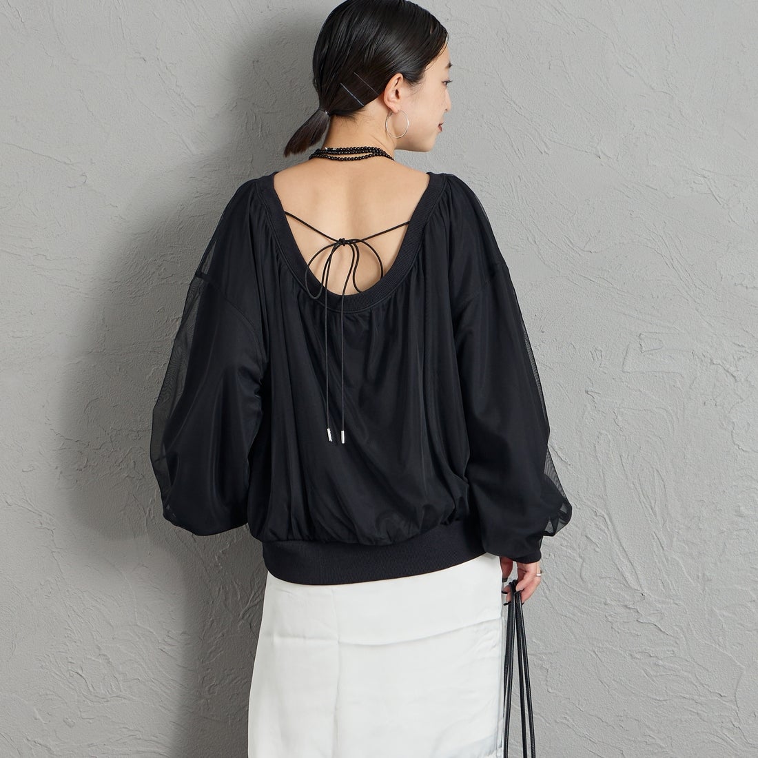 nenom [ネノム] 2WAY シアーレイヤード バックオープンオフショルスウェット [NE26332016] 09 BLACK &&モデル身長：150cm 着用サイズ：F&&