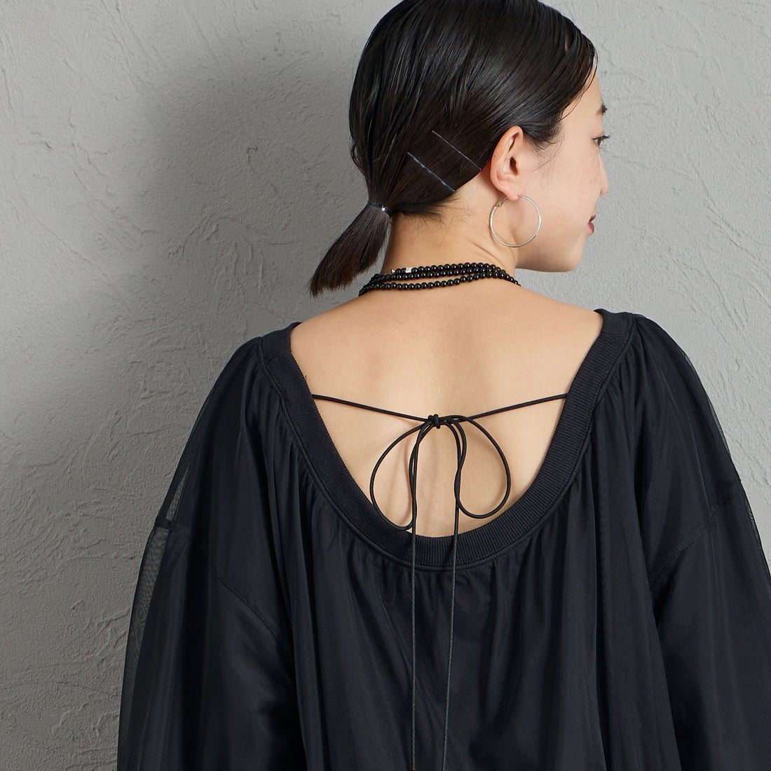 nenom [ネノム] 2WAY シアーレイヤード バックオープンオフショルスウェット [NE26332016] 09 BLACK &&モデル身長：150cm 着用サイズ：F&&