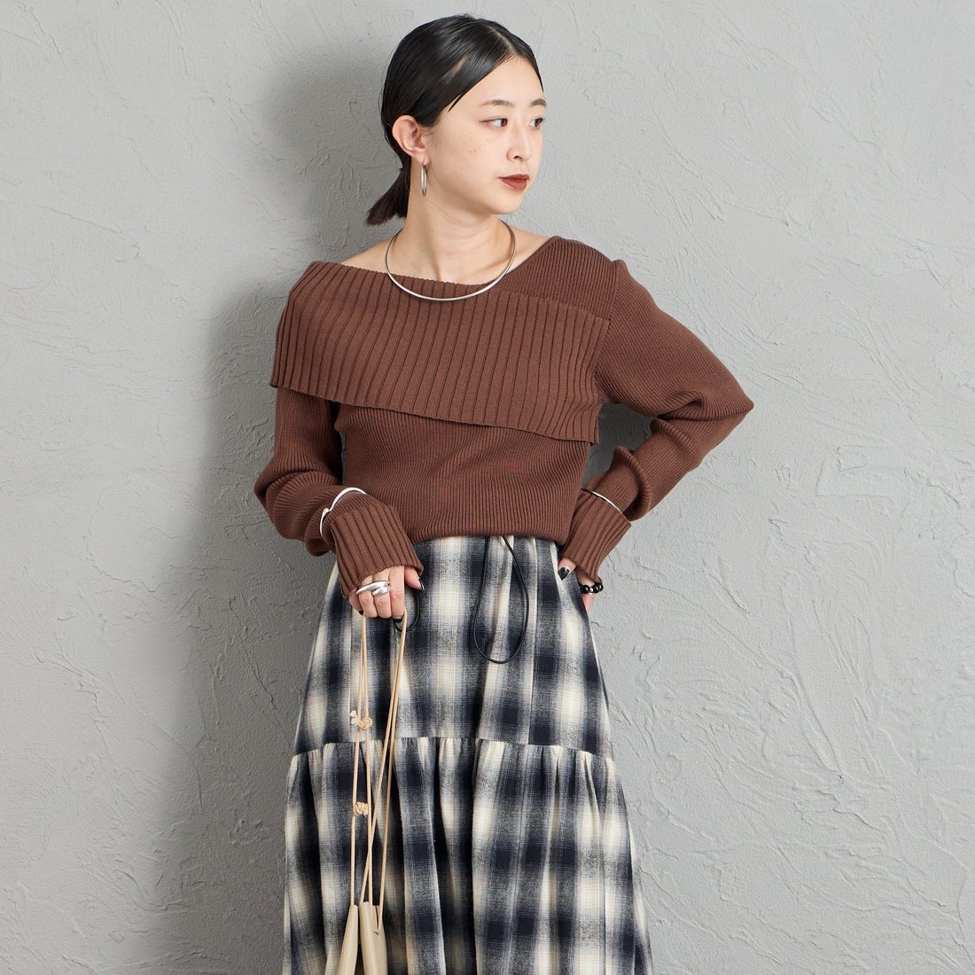 nenom [ネノム] 2WAY アシンメトリーリブニットプルオーバー [NE26331008] 28 BROWN &&モデル身長：150cm 着用サイズ：F&&