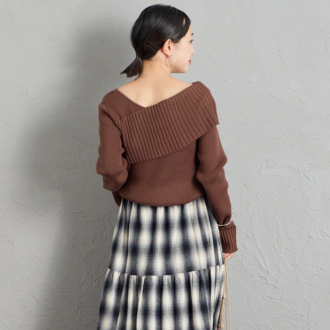 nenom [ネノム] 2WAY アシンメトリーリブニットプルオーバー [NE26331008] 28 BROWN &&モデル身長：150cm 着用サイズ：F&&