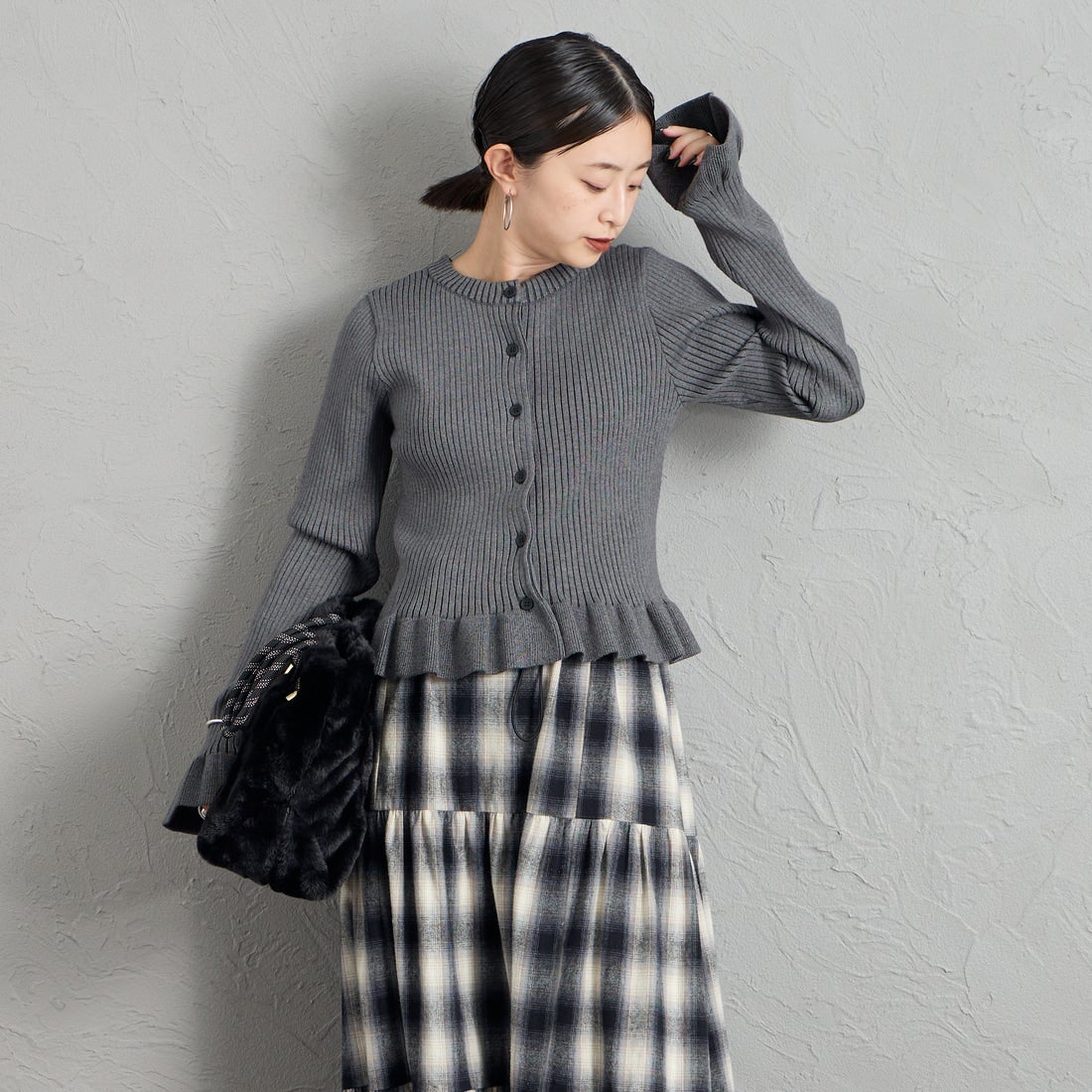 nenom [ネノム] 2WAY ショート丈フリルニットカーディガン [NE26331010] 08 CHARCOA &&モデル身長：150cm 着用サイズ：F&&