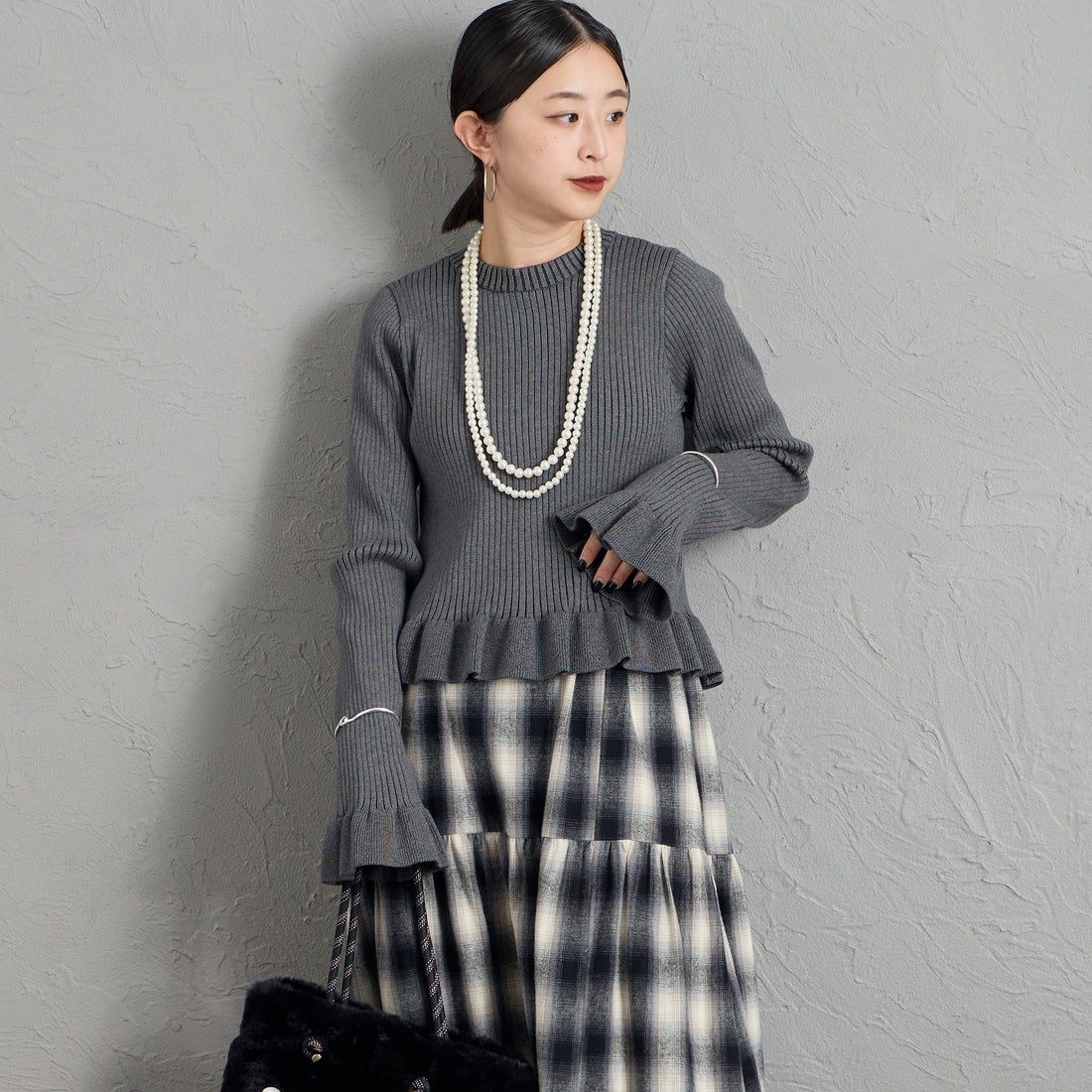 nenom [ネノム] 2WAY ショート丈フリルニットカーディガン [NE26331010] 08 CHARCOA &&モデル身長：150cm 着用サイズ：F&&