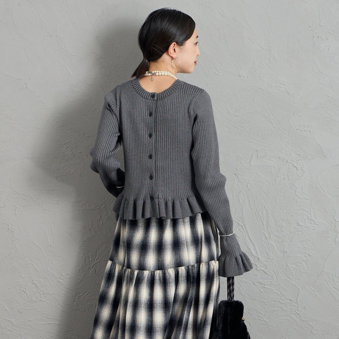nenom [ネノム] 2WAY ショート丈フリルニットカーディガン [NE26331010] 08 CHARCOA &&モデル身長：150cm 着用サイズ：F&&