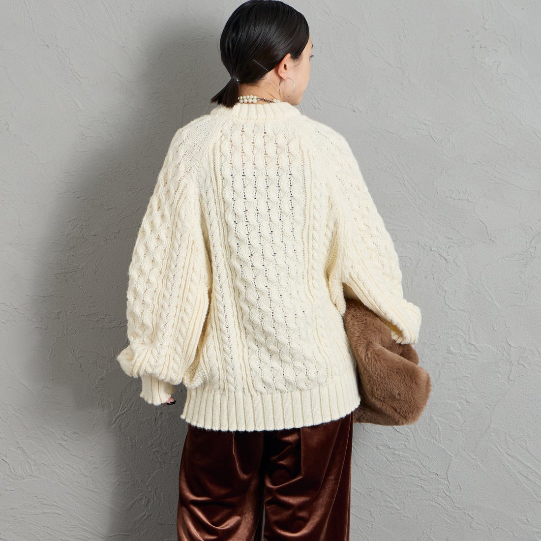 nenom [ネノム] ケーブルニットプルオーバー [NE26331016] 02 OFF &&モデル身長：150cm 着用サイズ：F&&