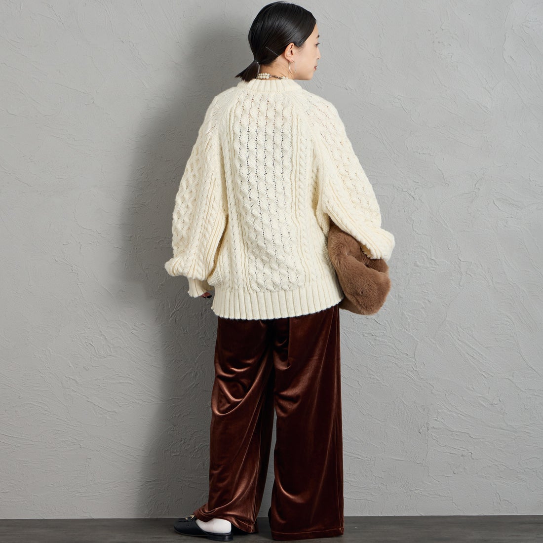 nenom [ネノム] ケーブルニットプルオーバー [NE26331016] 02 OFF &&モデル身長：150cm 着用サイズ：F&&