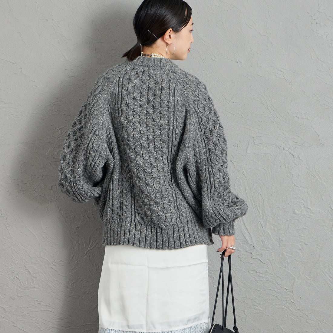 nenom [ネノム] ケーブルニットプルオーバー [NE26331016] 08 CHARCOA &&モデル身長：150cm 着用サイズ：F&&