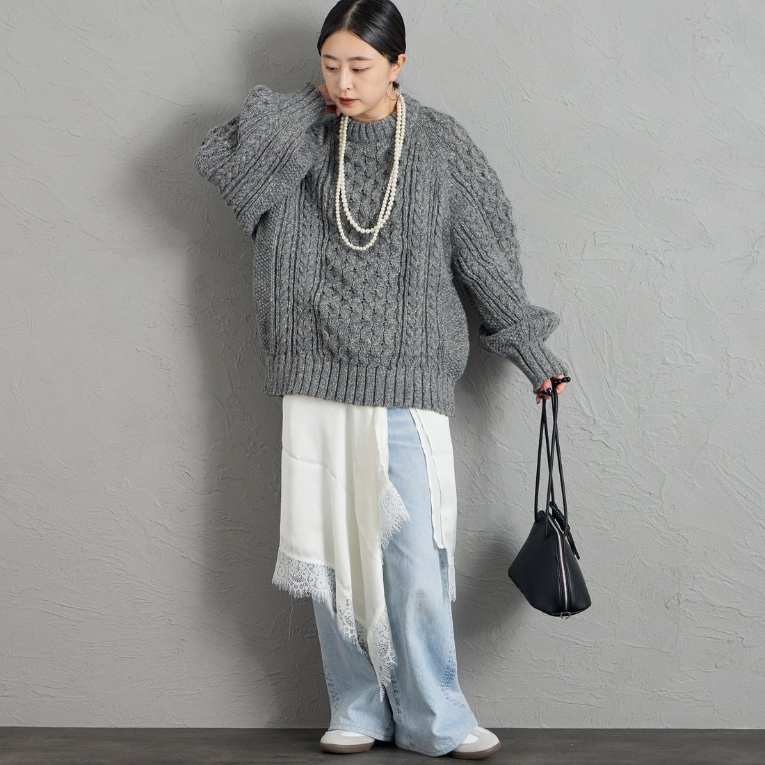 nenom [ネノム] ケーブルニットプルオーバー [NE26331016] 08 CHARCOA &&モデル身長：150cm 着用サイズ：F&&