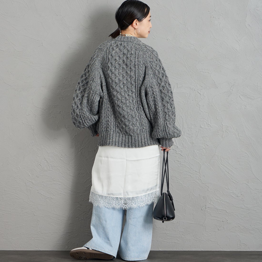 nenom [ネノム] ケーブルニットプルオーバー [NE26331016] 08 CHARCOA &&モデル身長：150cm 着用サイズ：F&&