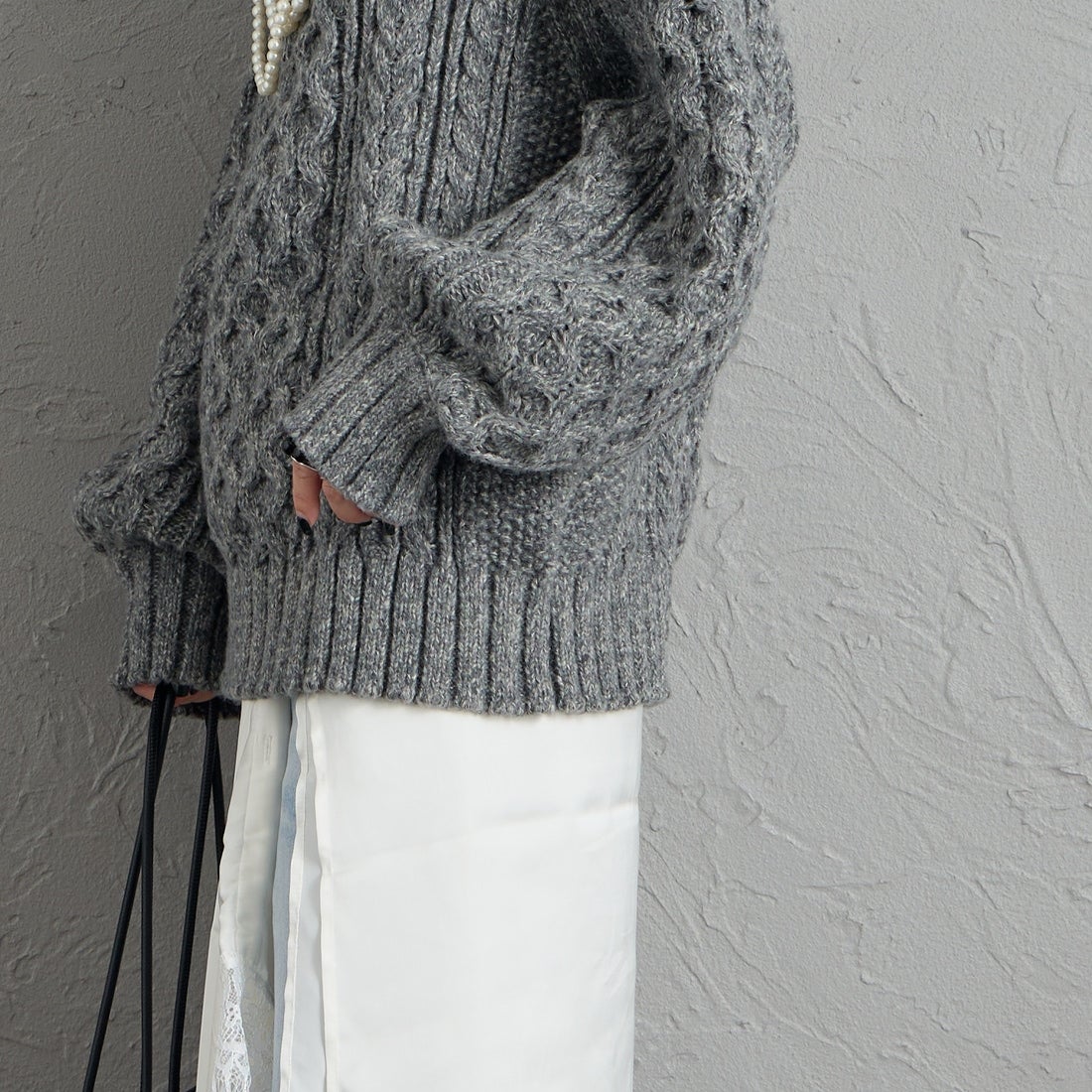 nenom [ネノム] ケーブルニットプルオーバー [NE26331016] 08 CHARCOA &&モデル身長：150cm 着用サイズ：F&&