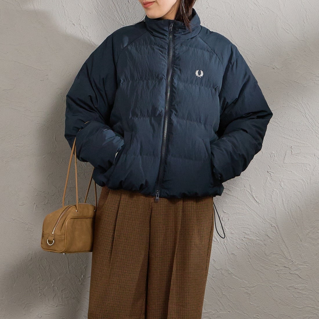 FRED PERRY [フレッドペリー] ラグランスリーブパデッドジャケット [J3104] 608 NAVY &&モデル身長：160cm 着用サイズ：10&&