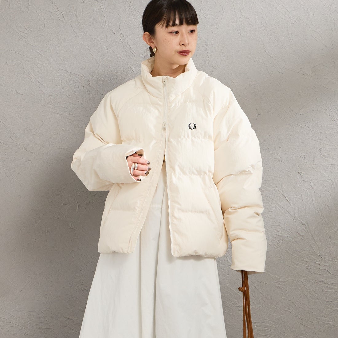 FRED PERRY [フレッドペリー] ラグランスリーブパデッドジャケット [J3104] 560 ECRU &&モデル身長：150cm 着用サイズ：10&&