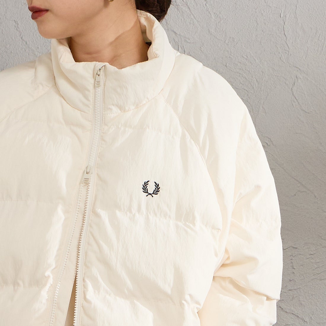 FRED PERRY [フレッドペリー] ラグランスリーブパデッドジャケット [J3104] 560 ECRU &&モデル身長：150cm 着用サイズ：10&&