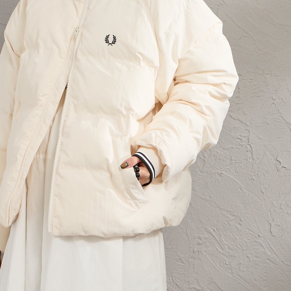 FRED PERRY [フレッドペリー] ラグランスリーブパデッドジャケット [J3104] 560 ECRU &&モデル身長：150cm 着用サイズ：10&&