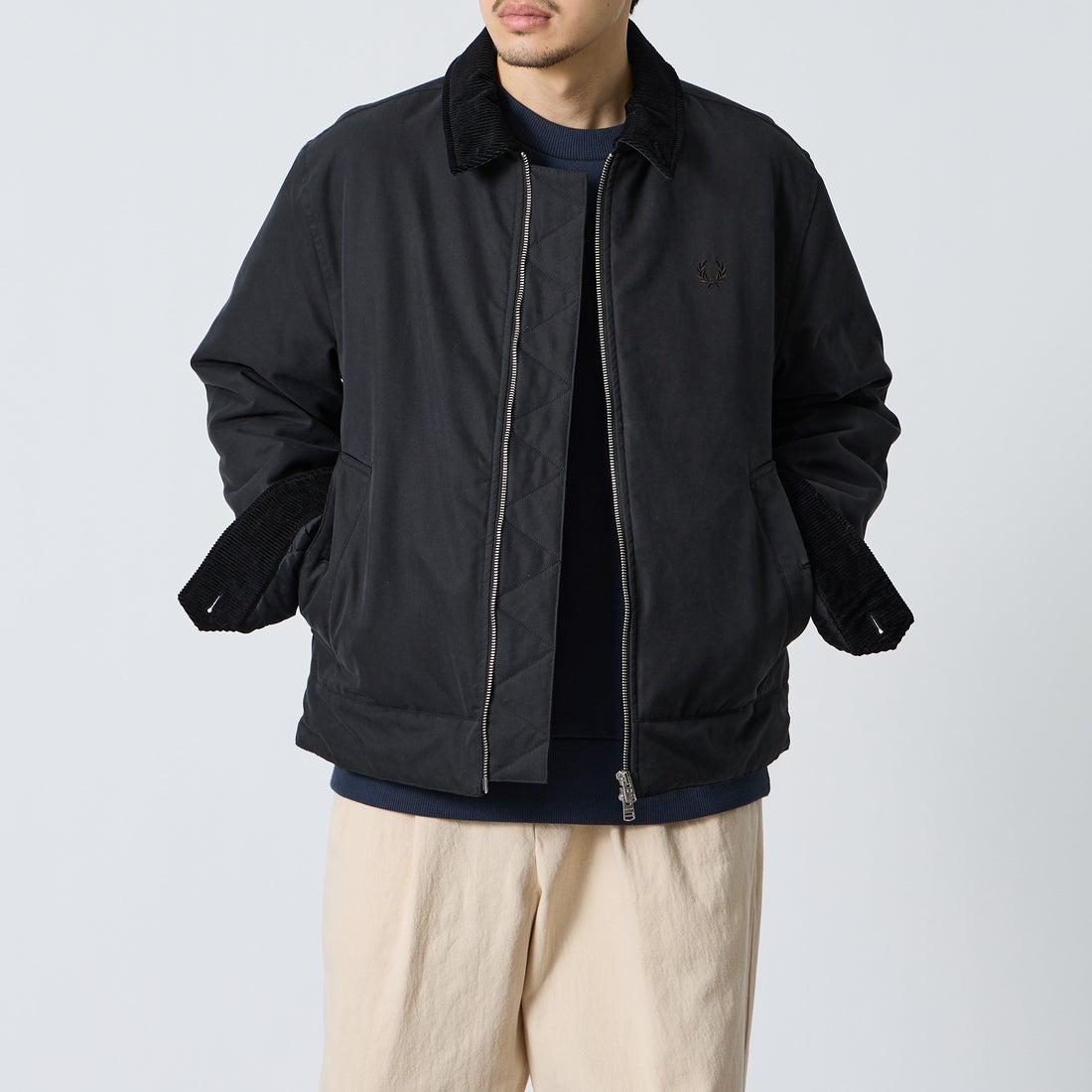 FRED PERRY [フレッドペリー] コットンカバンジャケット [J8535] 220 BLACK &&モデル身長：168cm 着用サイズ：M&&