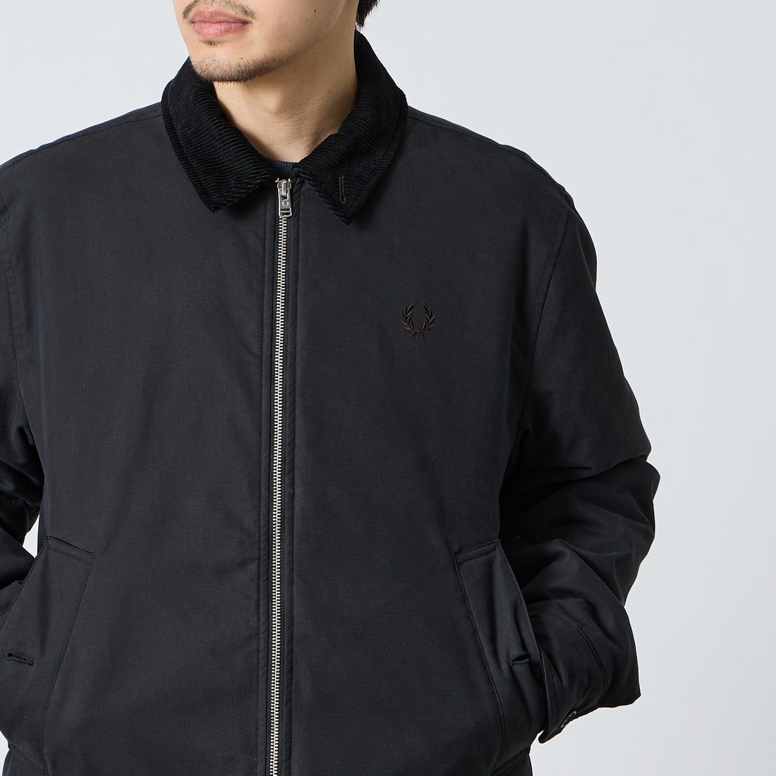 FRED PERRY [フレッドペリー] コットンカバンジャケット [J8535] 220 BLACK &&モデル身長：168cm 着用サイズ：M&&