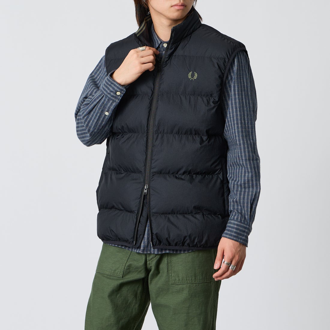 FRED PERRY [フレッドペリー] INSULATED GILET [J8522] 184 BLACK &&モデル身長：177cm 着用サイズ：L&&