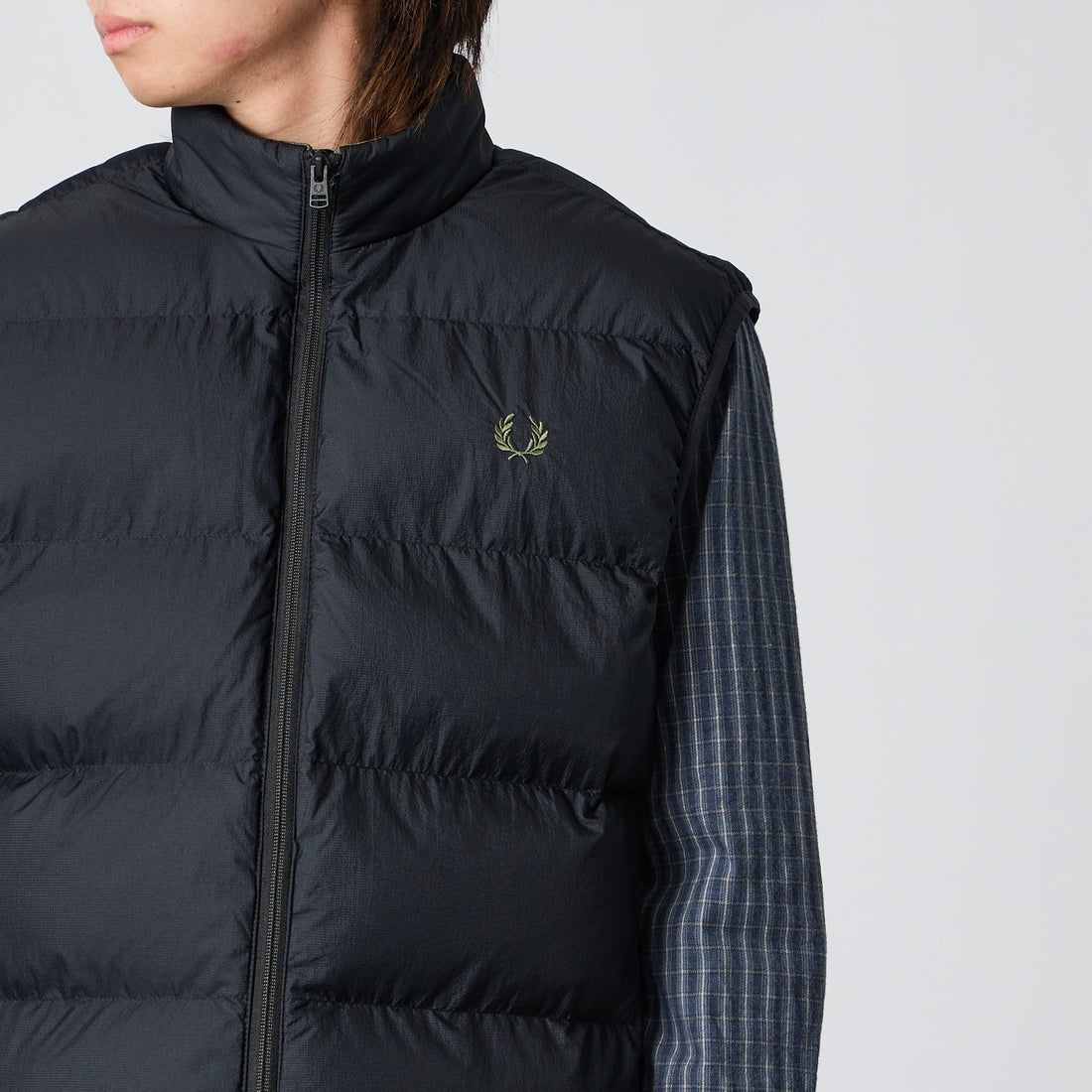 FRED PERRY [フレッドペリー] INSULATED GILET [J8522] 184 BLACK &&モデル身長：177cm 着用サイズ：L&&