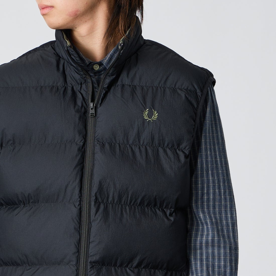 FRED PERRY [フレッドペリー] INSULATED GILET [J8522] 184 BLACK &&モデル身長：177cm 着用サイズ：L&&