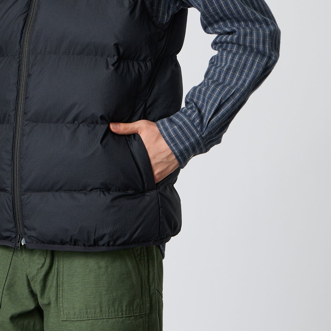 FRED PERRY [フレッドペリー] INSULATED GILET [J8522] 184 BLACK &&モデル身長：177cm 着用サイズ：L&&