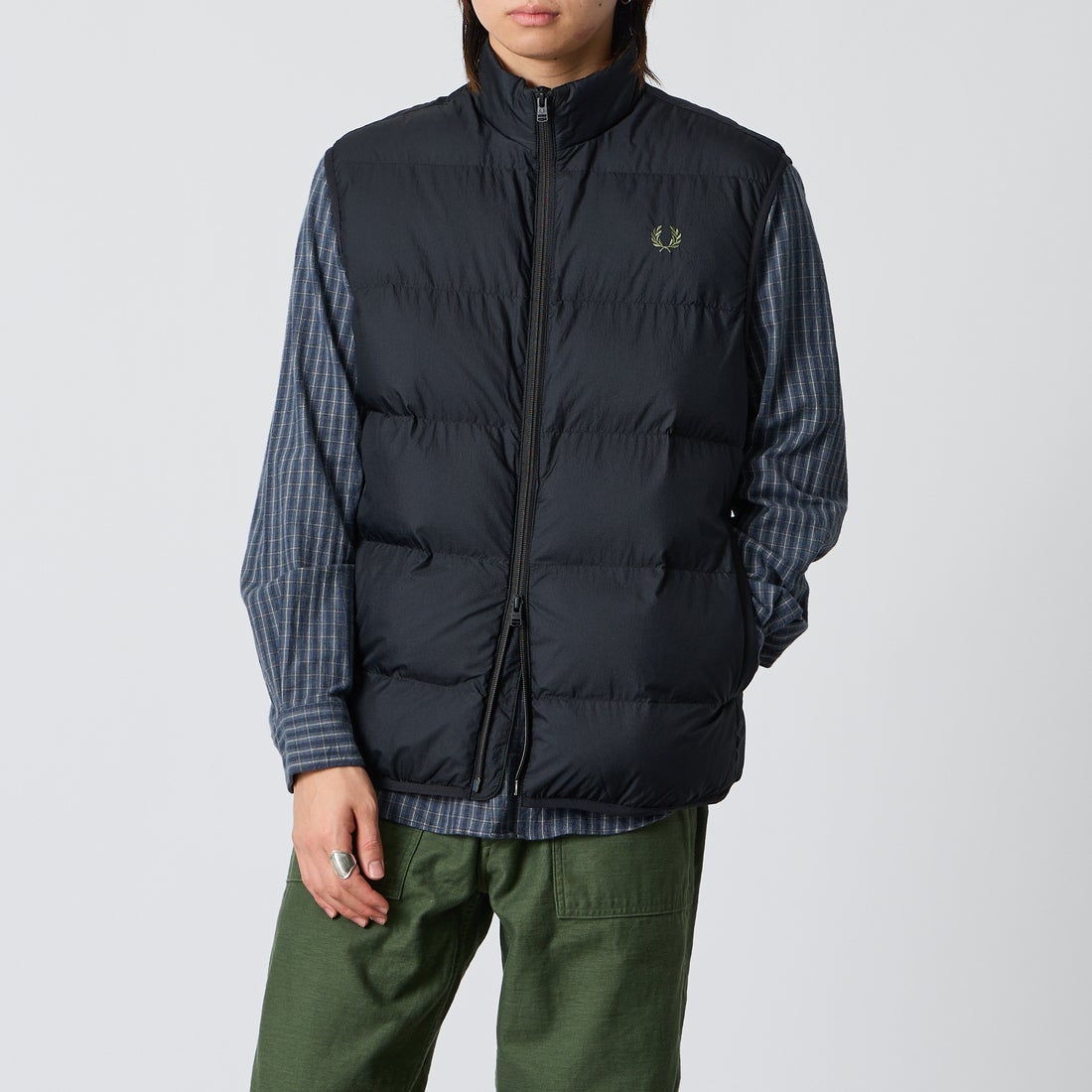 FRED PERRY [フレッドペリー] INSULATED GILET [J8522] 184 BLACK &&モデル身長：177cm 着用サイズ：M&&
