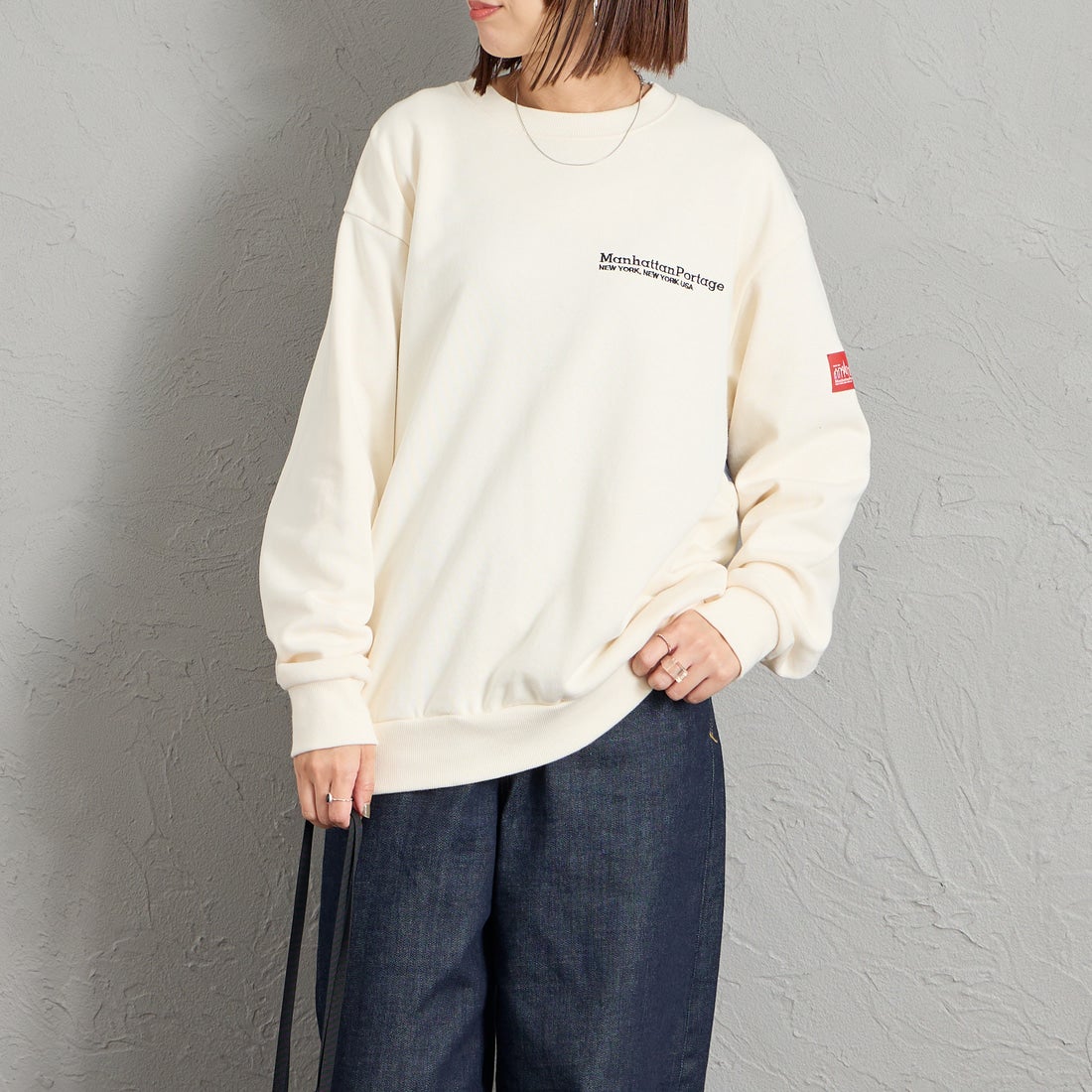MANHATTAN PORTAGE [マンハッタンポーテージ] 別注 バック切替デザイン クルーネックスウェット [26FWMP-IN87-JF] IVORY &&モデル身長：159cm 着用サイズ：S&&