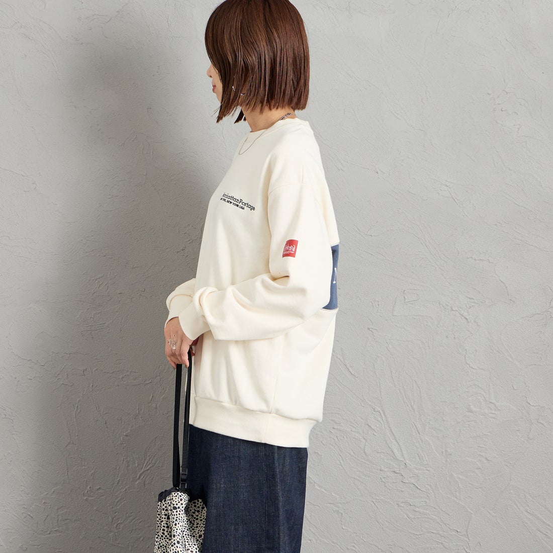 MANHATTAN PORTAGE [マンハッタンポーテージ] 別注 バック切替デザイン クルーネックスウェット [26FWMP-IN87-JF] IVORY &&モデル身長：159cm 着用サイズ：S&&