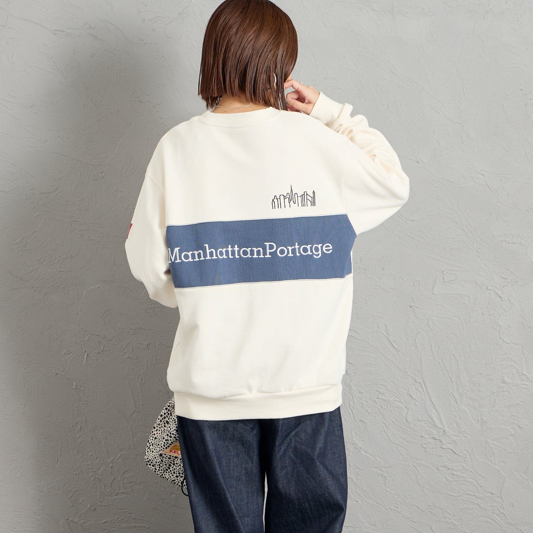MANHATTAN PORTAGE [マンハッタンポーテージ] 別注 バック切替デザイン クルーネックスウェット [26FWMP-IN87-JF] IVORY &&モデル身長：159cm 着用サイズ：S&&