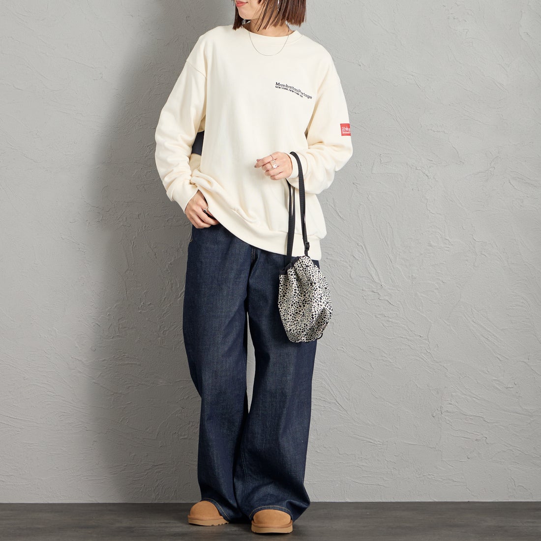 MANHATTAN PORTAGE [マンハッタンポーテージ] 別注 バック切替デザイン クルーネックスウェット [26FWMP-IN87-JF] IVORY &&モデル身長：159cm 着用サイズ：S&&