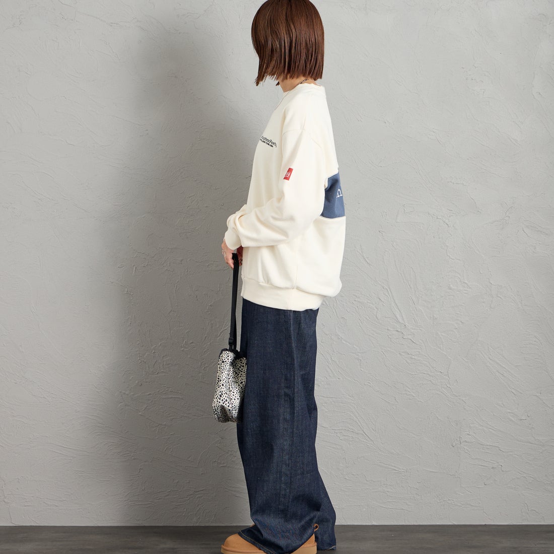MANHATTAN PORTAGE [マンハッタンポーテージ] 別注 バック切替デザイン クルーネックスウェット [26FWMP-IN87-JF] IVORY &&モデル身長：159cm 着用サイズ：S&&