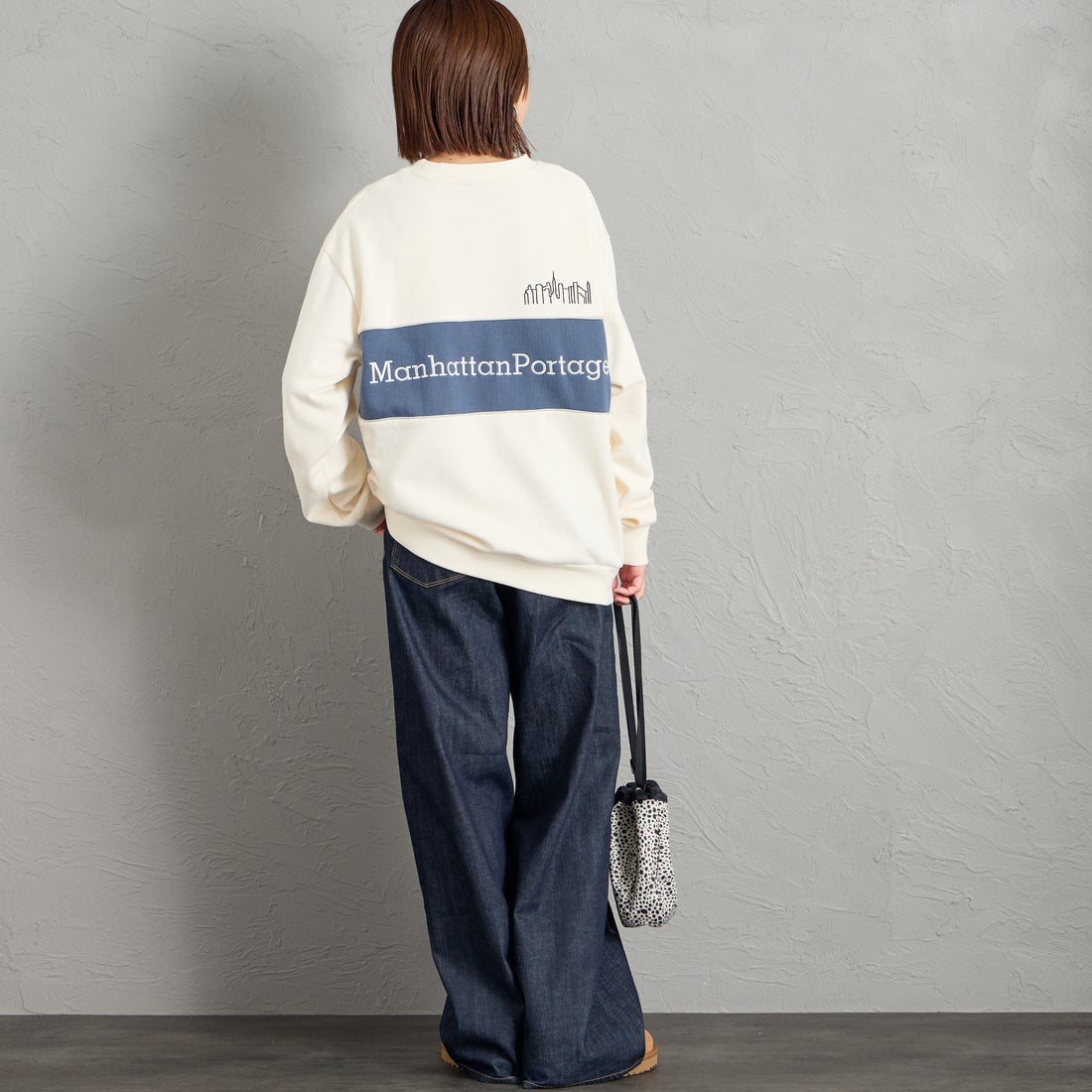 MANHATTAN PORTAGE [マンハッタンポーテージ] 別注 バック切替デザイン クルーネックスウェット [26FWMP-IN87-JF] IVORY &&モデル身長：159cm 着用サイズ：S&&